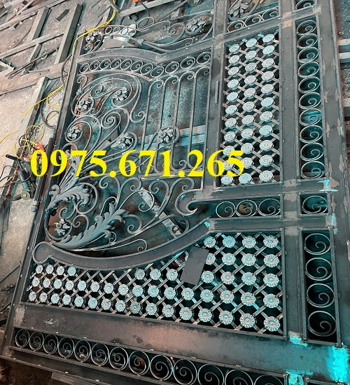 Hoàn thiện thô cổng cửa sắt đặc.jpg